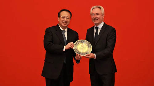 上海市市長龔正向阿特拉斯·科普柯（中國）投資有限公司副總裁Francis Liekens先生頒授紀念牌